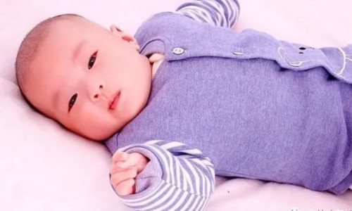 出生婴儿头发由黑变黄网 :分享出生婴儿头发由黑变黄正常吗-新生儿头发黑没几天变黄知识